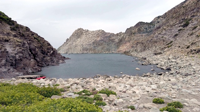 泛岩湾与卵石海滩和悬崖俯瞰大海视频素材