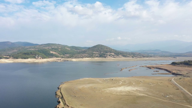 鸟瞰图的水坝湖视频素材