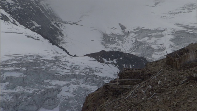 意大利维奥兹山(Mount Vioz)一处棚屋废墟附近覆盖着厚厚的积雪。视频素材