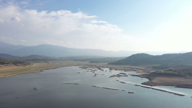 鸟瞰图的水坝湖视频素材