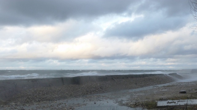 暴风雨时海浪很大视频素材