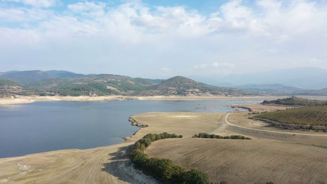 鸟瞰图的水坝湖视频素材