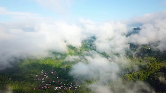 在云中飞翔在山中视频素材