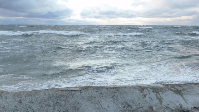 暴风雨时海浪很大视频素材