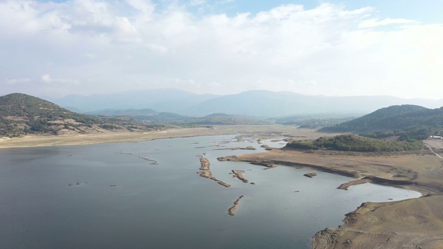 鸟瞰图的水坝湖视频素材