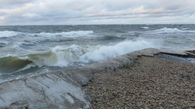 暴风雨时海浪很大视频素材