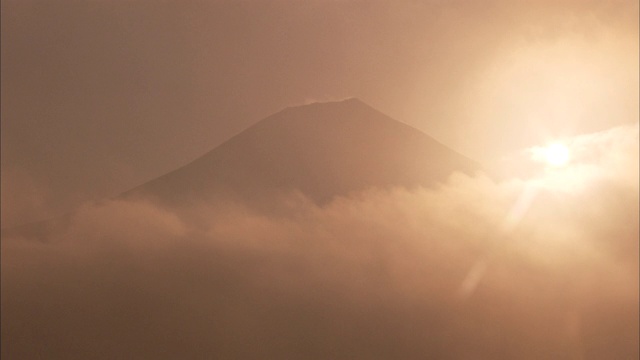 刺眼的太阳从富士山上照过。视频素材