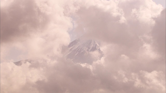 一团浓密的云在富士山上飘过。视频素材