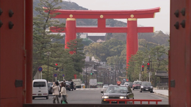 平安神祠的大门构成了一条交通和行人的街道。视频素材