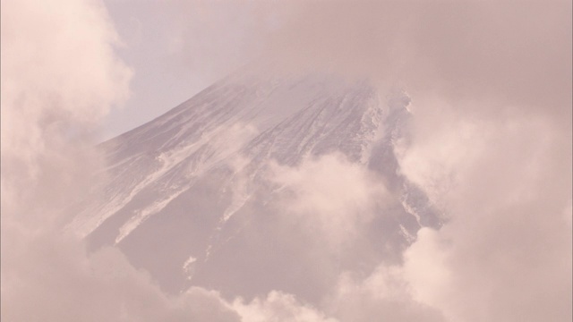 云雾遮住了富士山。视频素材