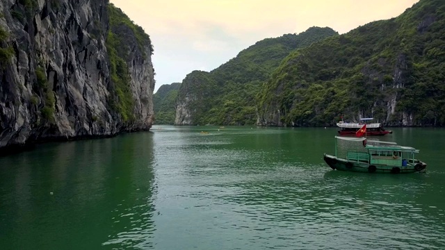 在碧海之上的岛屿间，植物经过皮艇视频素材