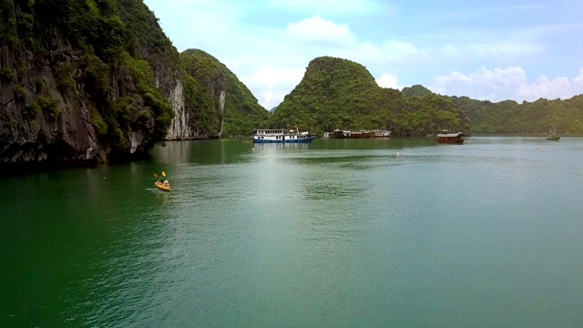 Flycam显示蓝色海湾和运动员在皮划艇上航行视频素材