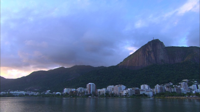 甜面包山和里约热内卢的天空中布满了缕缕的云。视频素材