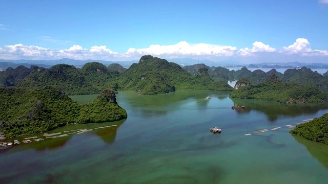 美妙的全景，宁静的海湾与岩石群岛视频素材