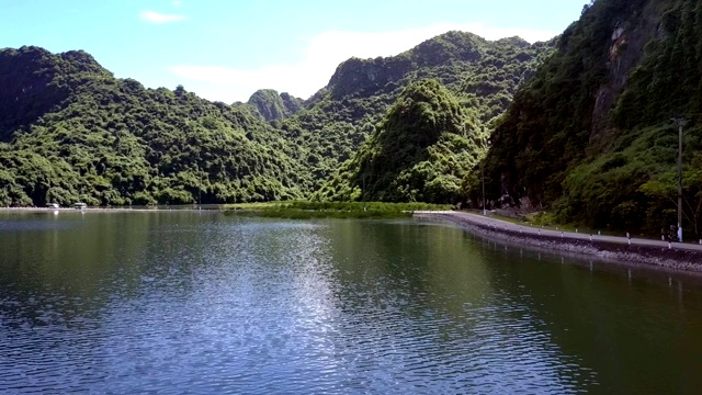 无人机靠近丘陵岛周围的道路视频素材