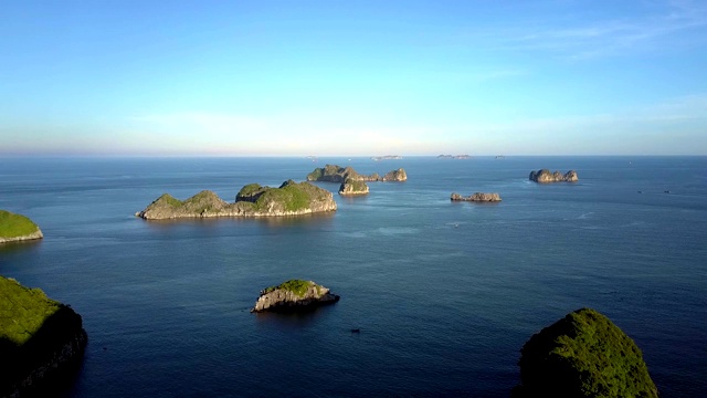 无人机在美丽的天空下宁静的蔚蓝海湾上空移动视频素材