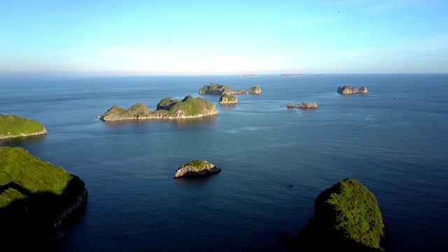 鸟瞰图宁静的绿松石海湾对美丽的天空视频素材