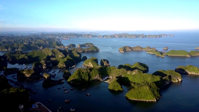 美丽的景色宁静的海湾与悬崖岛和日落天空视频素材