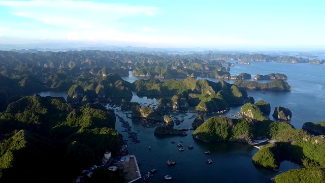 风景图片平静的海湾与岩石岛和日落的天空视频素材