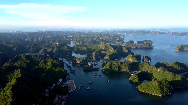 上面的全景海湾与悬崖岛和日落天空视频素材