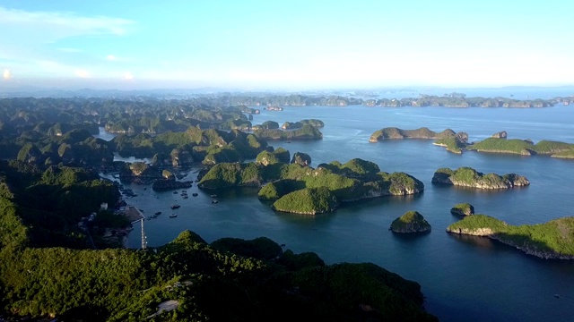 无人机观景路围绕岛屿对安静湾与船只视频素材