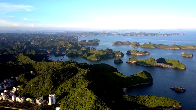 日落时分，无人机在海湾海岸的岛屿和城市上空升起视频素材