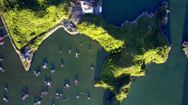 无人机在岛屿上旋转，建筑对着海湾和船只视频素材