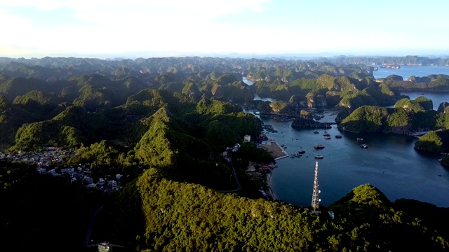 鸟瞰图岛屿群岛与城镇在傍晚的太阳视频素材