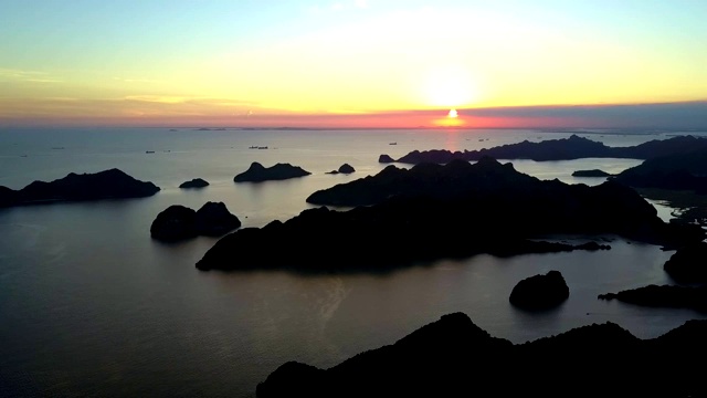 Flycam View Island剪影和太阳磁盘背后的云视频素材