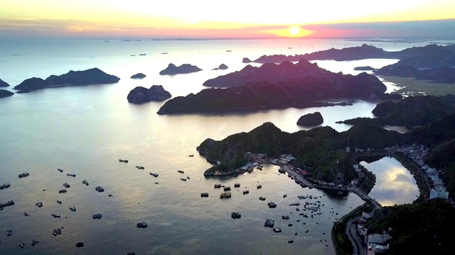 无人机在海湾展示岛屿剪影的房屋和船只视频素材