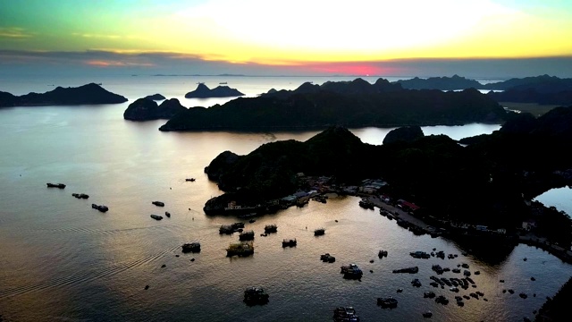 鸟瞰图在黑暗海洋湾的船在黄昏的岛屿视频素材