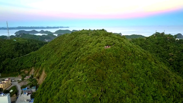 Flycam搬到山脚下的日落之城视频素材