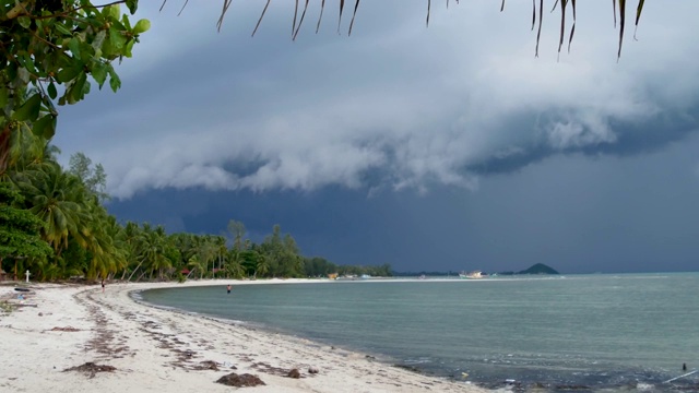 在泰国雨季，苏梅岛的沙滩上，波浪起伏的蓝色大海。热带海岸发出飓风及风暴警告。疾风和不祥的云。台风危险雷雨视频素材