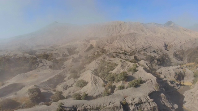 鸟瞰爪哇岛腾格里火山口内著名的活火山布罗莫火山口或贡努布罗莫火山视频素材