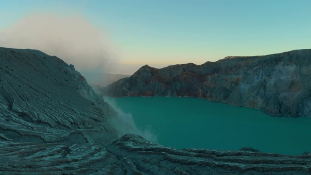 空中射击。日出在著名的伊真活火山或卡瓦伊真在爪哇岛。它的火山口充满了世界上最大的酸性湖泊。那里有一个硫磺矿，火山气体从那里喷发出来视频素材