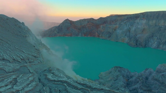 空中射击。日出在著名的伊真活火山或卡瓦伊真在爪哇岛。它的火山口充满了世界上最大的酸性湖泊。那里有一个硫磺矿，火山气体从那里喷发出来视频素材