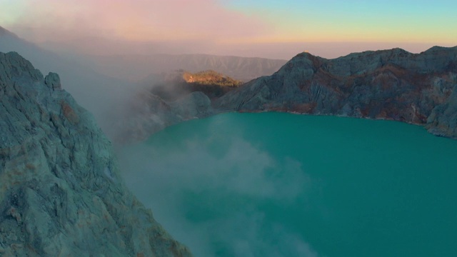 空中射击。日出在著名的伊真活火山或卡瓦伊真在爪哇岛。它的火山口充满了世界上最大的酸性湖泊。那里有一个硫磺矿，火山气体从那里喷发出来视频素材