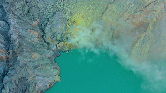 空中射击。日出在著名的伊真活火山或卡瓦伊真在爪哇岛。它的火山口充满了世界上最大的酸性湖泊。那里有一个硫磺矿，火山气体从那里喷发出来视频素材