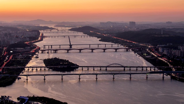 韩国首尔，汉江大桥和附近城市建筑上的夕阳交通视频素材