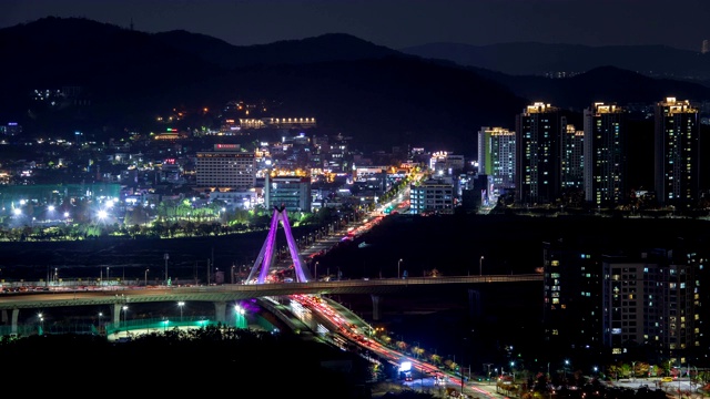 艺术中心桥和附近城市建筑的夜间交通/松岛IBD，延洙，仁川，韩国视频素材