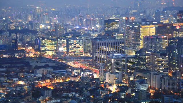 光华门周围的夜景，拍摄于韩国首尔的Inwangsan山/仲no-gu视频素材