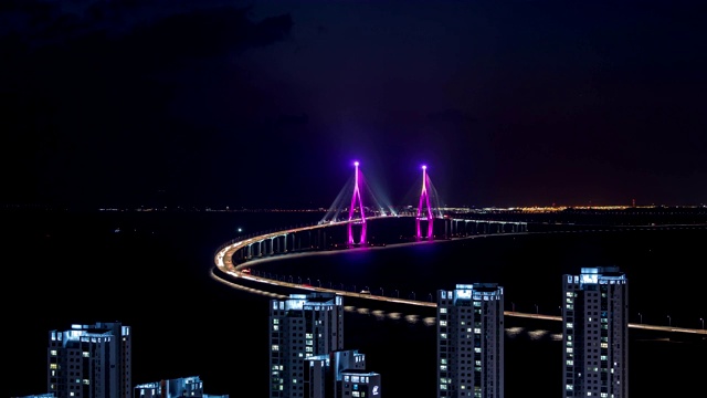 韩国仁川松岛IBD /延秀谷仁川大桥和公寓大楼的交通夜景视频素材