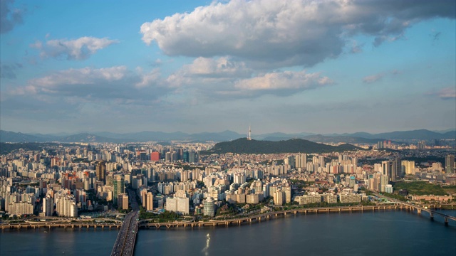 韩国首尔，汉江上的麻婆谷/麻婆谷的城市景观视频素材