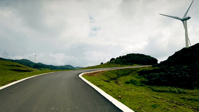 汽车在山路上行驶，中国。视频素材