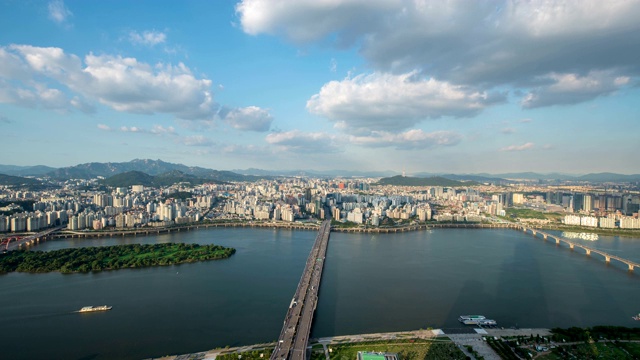 韩国首尔，汉江上的马波大学桥周围的城市景观视频素材