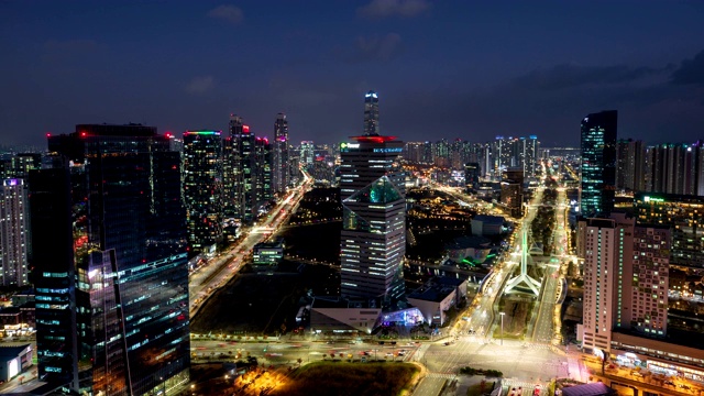 韩国仁川松岛IBD /延秀谷中央公园和附近建筑的夜景视频素材