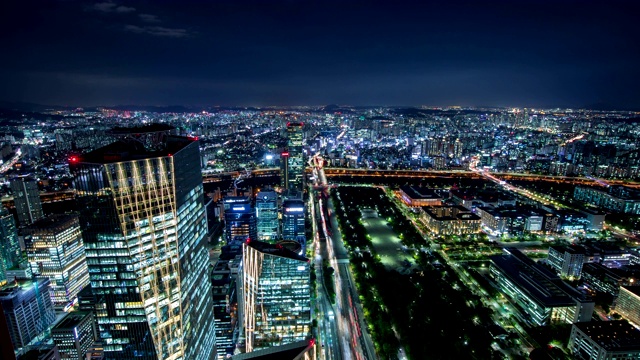 韩国首尔Yeouido公园和附近城市建筑的夜景/永登浦区视频素材