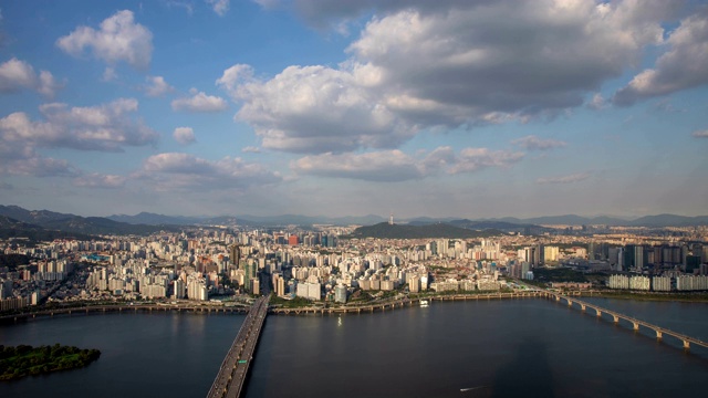 韩国首尔，汉江上的马波大学桥周围的城市景观视频素材