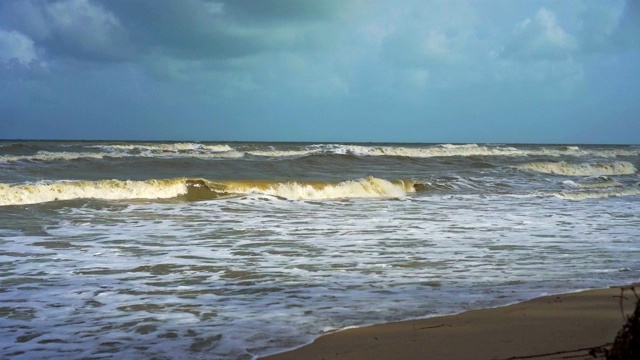 4K视频泰国东部地区的海滩在暴风雨后或之前非常多风和多云。视频素材