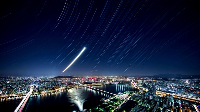 韩国首尔，汉江附近城市建筑的夜空视频素材